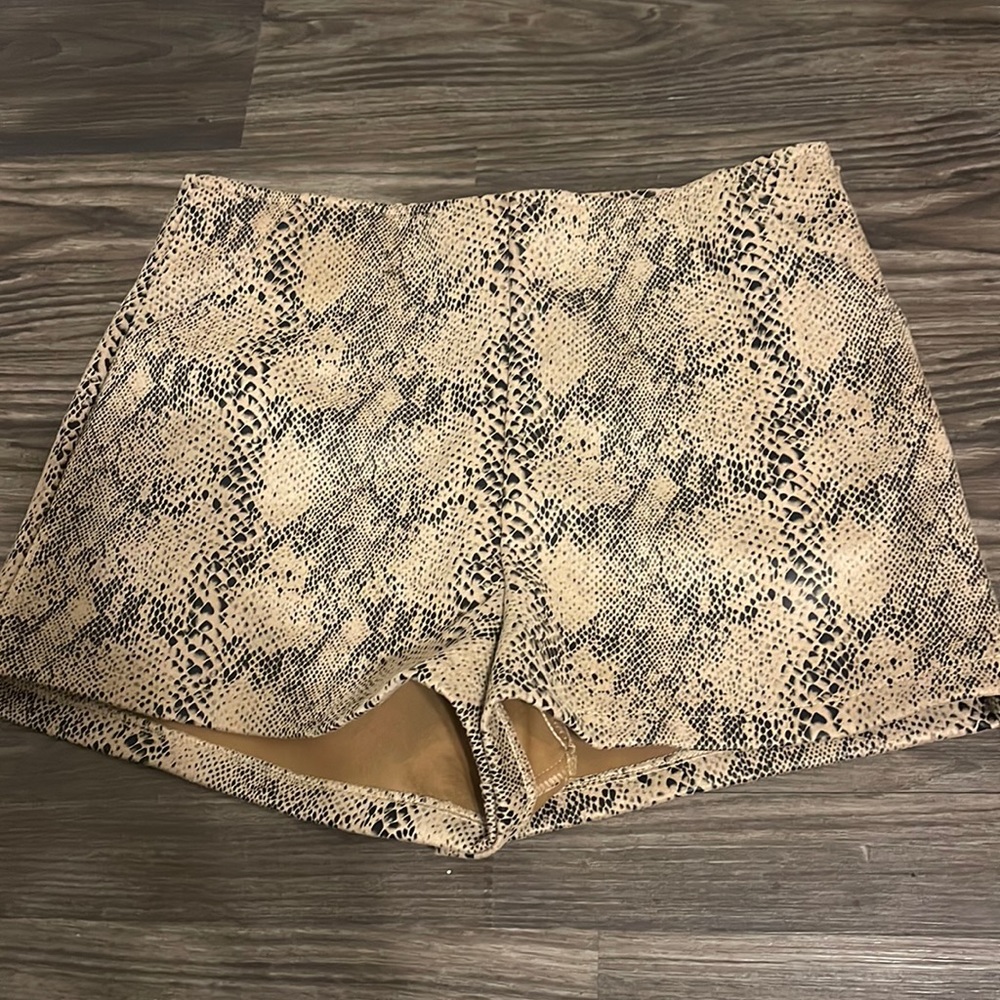 She and Sky (She + Sky) Snake Skin Shorts Size M NWT